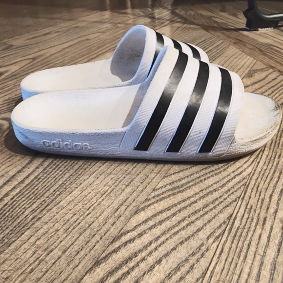 Adidas Kids Sliders Size 5 Youth! - Picture 3 of 4